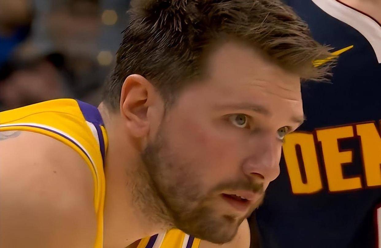 刚刚！东契奇在老鹰比赛中伤愈复出西亚卡姆在掘金比赛中败北，阿森纳内部沟通备战社区盾(坎贝奇赛场恶心人)